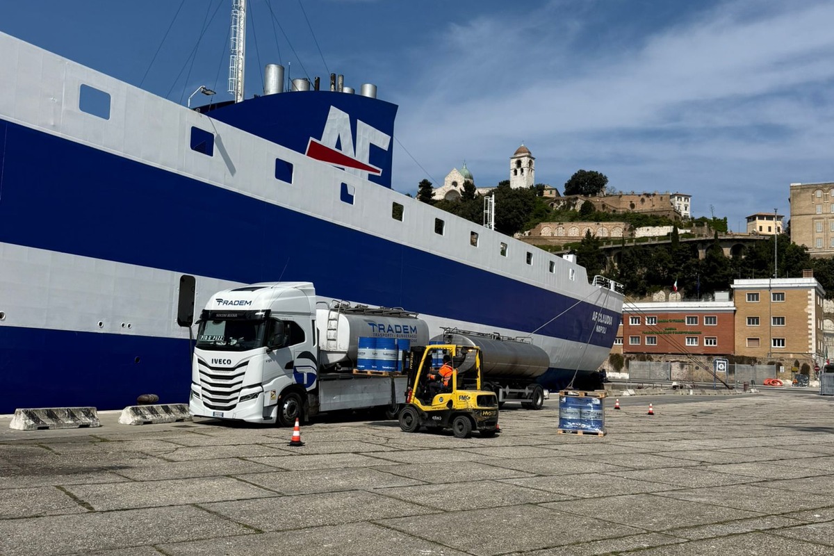 Autocisterna TRADEM in banchina accanto a una nave durante le operazioni di travaso