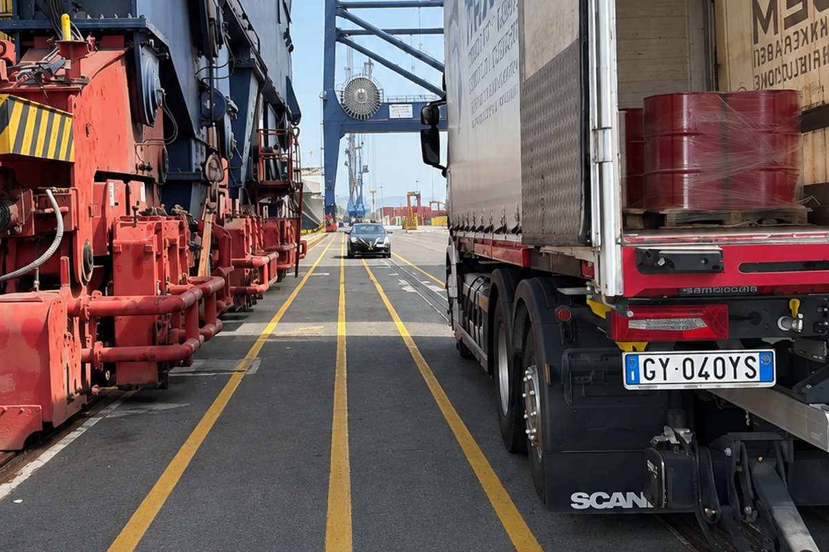 Automezzo TRADEM in fase di carico sotto le gru del terminal portuale
